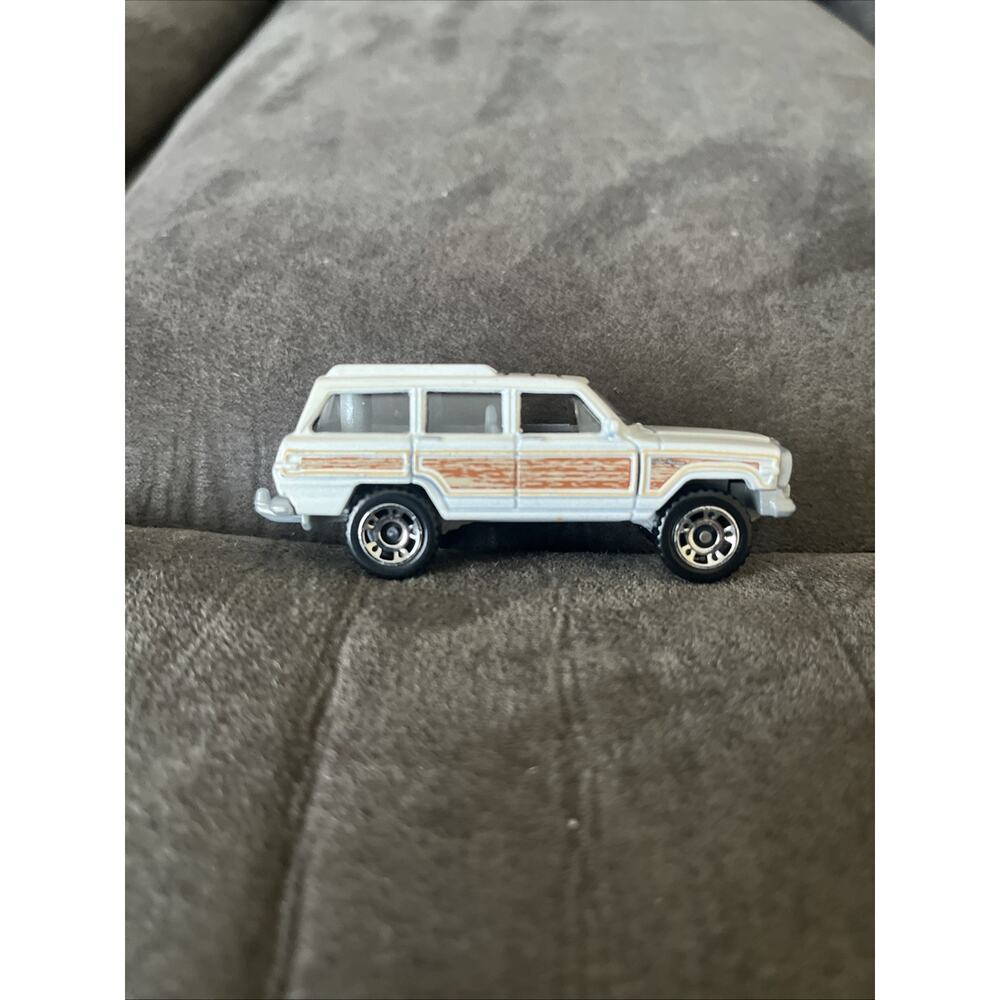 1989 JEEP GRAND WAGONEER Diorama Collectible DieCast Model Car 1:64 White LOOSE